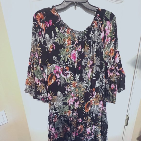 Millenium Black & Floral 3/4 Sleeve-Flowy-Off Shoulder or On-Mini-Size Medium - Picture 3 of 8